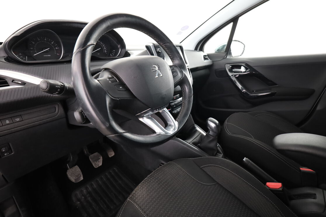 Peugeot 208 1.2 PureTech Allure Business – Image 2